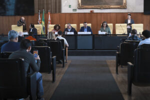 Comissão presidida pelo vereador Alessandro Guedes realizou 16 sessões ordinárias, mais de 20 oitivas e aprovou 112 requerimentos durante as investigações.